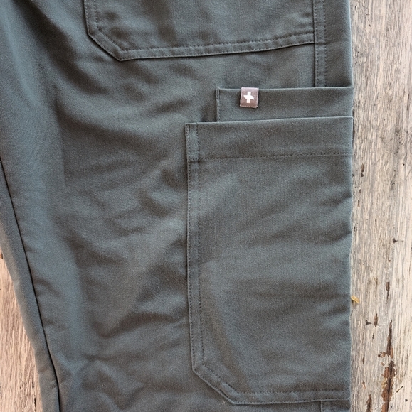 FIGS Cairo Cargo Scrub Pant Green Mens Medium (Short) - Picture 7 of 10